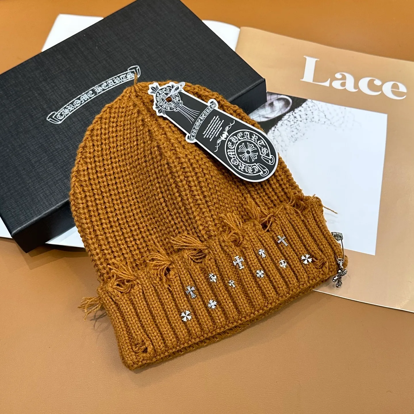 P70 🤍Chrome hearts new autumn and winter cross knitted hat🧶 One of the must-have hats in autumn and winter~ It really looks good on whoever wears it~, it is also a perfect match in black and white and gray in autumn~